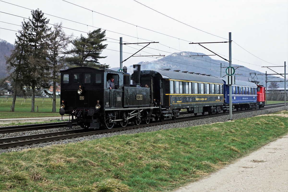 Das Jahr 2020 ist ein Schaltjahr. Aus diesem Grunde verkehrte am 29. Februar 2020 ein OeBB-Schaltjahr - Dampfzug zwischen Balsthal und Solothurn mit der Eb 2/4 J-S. 35 und dem Tem 225 043-9. Diese Aufnahme ist bei Niederbipp entstanden.
Foto: Walter Ruetsch