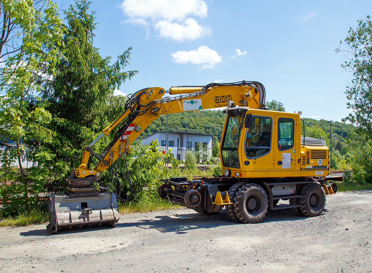 
Das Lichtraumprofil der Strecken muss frei bleiben....
Mit einem hydraulischem Mulchkopf war der Liebherr A 900 C ZW Li (Litronic) / 730 ein Zweiwegebagger mit Vier-Punkt-Abstützung der ARBOTEC GmbH aus Langenfeld, Kleinwagen Nr. D-ALAND 97 5102 536 60-7, in Burbach (Siegerland) am 10.06.2015 abgestellt. 