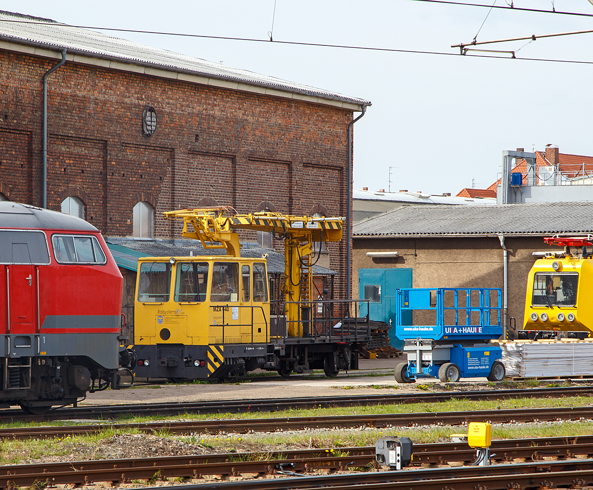 
Das Mehrzweck-Gleisarbeitsfahrzeug MZA 640 (97 86 06 512 10-8) der Railsystems RP GmbH abgestellt am 30.04.2016 in Gotha (aufgenommen vom Bahnsteig). 

Das Forschungs- und Entwicklungswerk (FEW) Blankenburg (Harz) baute von 1974 bis 1989 ca. 150 MZ 102 in 5 verschiedenen Ausführungen für die Deutsche Reichsbahn.  Dieses MZA wurde 1987 unter der Fabriknummer  FEW  040/87 für die DR gebaut.

Das hier gezeigte Das Mehrzweck-Gleisarbeitsfahrzeug MZA besteht aus dem Trägerfahrzeug MZ 102, auf das eine Arbeitsbühne und ein Messstromabnehmer für Oberleitungsarbeiten aufgebaut wurden. Der Bereich hinter und neben dem Führerhaus ist ringsum von einem Gitter umgeben, der Zugang zur Arbeitsbühne erfolgt aus diesem Bereich mittels einer Leiter. Die Bühne ist heb- und schwenkbar und kann eine Nutzlast von 400 kg tragen, maximal dürfen vier Personen hiermit befördert werden.

Für die Streckenfahrt ist ein Dieselmotor eingebaut, der mit einem mechanischen Getriebe das Fahrzeug mit einer Höchstgeschwindigkeit von 80 km/h bewegt. Arbeitsfahrten im niedrigen Geschwindigkeitsbereich werden mittels eines hydraulischen Antriebs realisiert. Beide Achsen sind mit Scheibenbremsen versehen, somit ist auch ein Einsatz in Steigungen größer als 25 ‰ möglich. 

Von den MZA wurden über 50 Fahrzeuge an die DR ausgeliefert, viele davon wurden, wie dieses hier, mittlerweile an private Eisenbahn- und Gleisbauunternehmen verkauft.

TECHNISCHE DATEN:
Spurweite:  1435 mm (Normalspur)
Achsformel: B
Länge über Kupplung: 8.950 mm
Gesamtradstand: 5.700 mm
Leergewicht: 16.000 kg
Höchstgeschwindigkeit: 80 km/h
Treibraddurchmesser:   560 mm
Motorbauart:  Dieselmotor
Leistungsübertragung: dieselmechanisch
Kupplungstyp: Mittelpuffer-Nebenfahrzeugkupplung