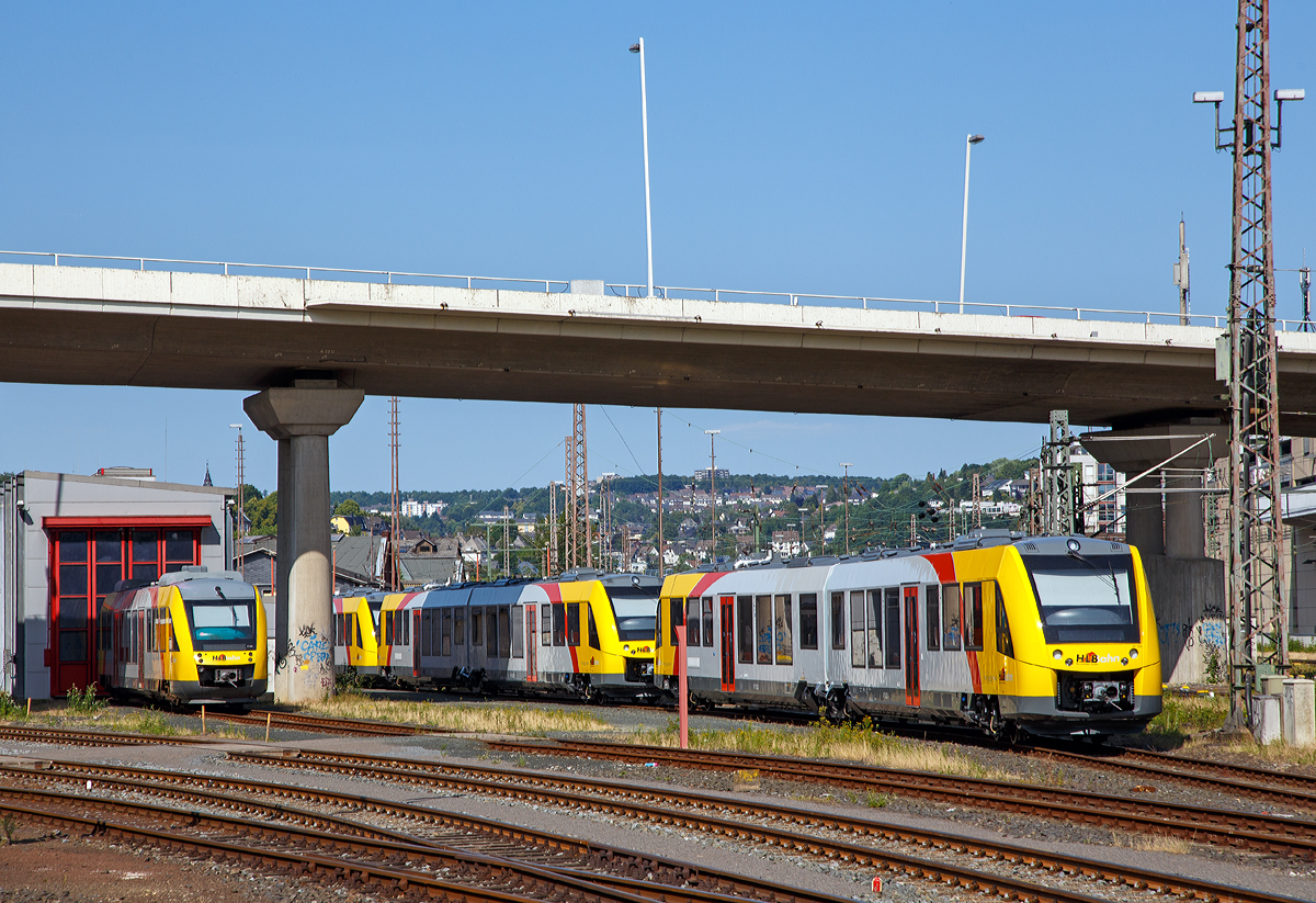 
Das neuste Rollmaterial der HLB (Hessische Landesbahn GmbH), die neuen Alstom Coradia LINT 41...........
Drei frisch (Juni 2015) von Alstom LHB aus Salzgitter gelieferte Alstom Coradia LINT 41 mit neuer Kopfform (BR 1648), abgestellt beim Hbf Siegen (fotografiert über den Zaun hinweg). Es sind dies, vorne der VT 502 (95 80 1648 102-9 D-HEB /  95 80 1648 602-8 D-HEB) dahinter VT 504 (95 80 1648 104-5 D-HEB / 95 80 1648 604-4 D-HEB) sowie ein weiterer.

Eigentlich müssten diese ja als LINT 42 bezeichnet werden, denn die neuen sind nun 42,17 m lang. Die neuen 2-tlg. Dieseltriebwagen haben zwei Motoren mit je 390 kW Leistung und eine Höchstgeschwindigkeit von 140 km/h. Sie sind dem BW Siegen zugeordnet, es wurden insgesamt 7 Stück neu beschafft.

Ganz links vor dem Schuppen steht noch der VT 202 (95 80 0640 102-9 D-HEB) ein LINT 27