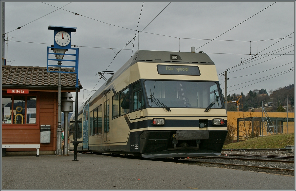 Das ist nicht etwa ein Bild der B-C im Jahre 2026, sondern der (Zahnlose)-Extra-Zug von Vevey der eine illustre Gästeschar nach Blonay brachte. Nachdem hier vieles über die Notwendikeit zur Annahme der Volksabstimmung gesagt wurde, reiste die Gesellschaft auf den Les Pleiades weiter. 
Blonay, den 16. Jan. 2014