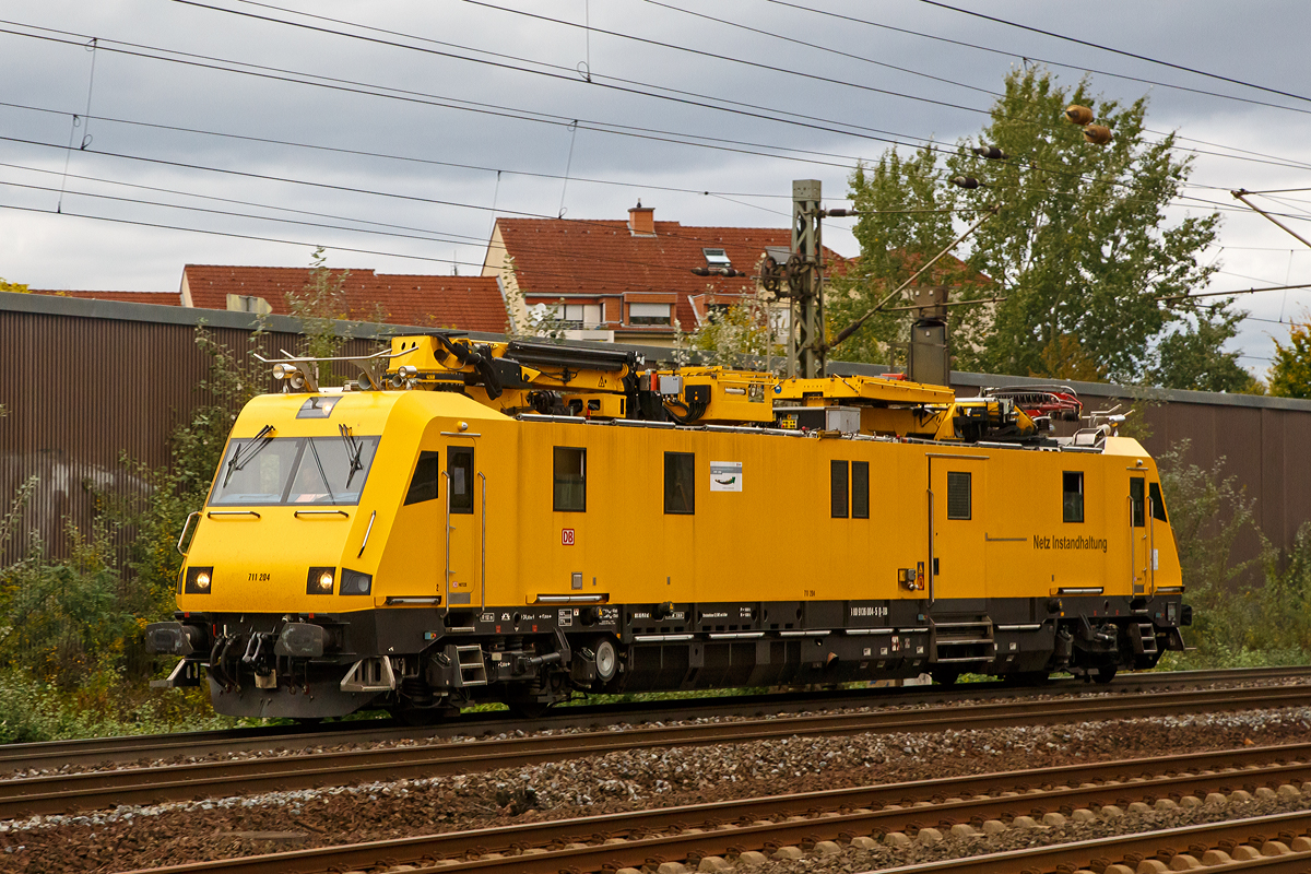 
Das Oberleitungsinstandhaltungsfahrzeug 711 204 (99 80 9136 004-5 D-DB) der DB Netz AG, ein Robel 57.44, fährt am 07.10.2015 durch den Bahnhof Porz am Rhein in Richtung Siegburg.

Dss IFO 57.44 wurde 2010 von der ROBEL Bahnbaumaschinen GmbH in Freilassing unter der Fabriknummer 57.44-004 gebaut und an die DB Netz AG geliefert.

Weitere Technische Daten siehe: http://hellertal.startbilder.de/bild/Deutschland~Unternehmen~DB+Netz+AG/340815/711-203-0-der-db-netz-ag.html