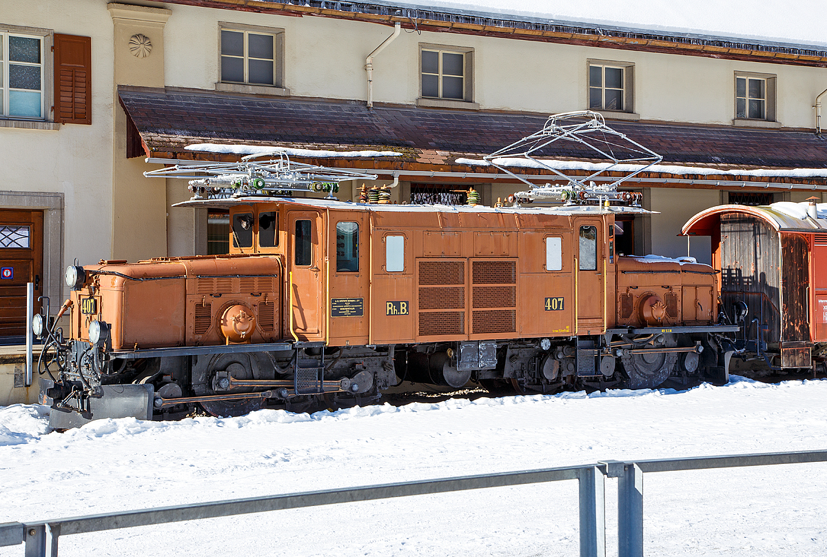 Das Rh�tisches Krokodil 407 bzw. die RhB Ge 6/6 I 407 am 18.02.2017 vor dem Bahnmuseum Albula in Berg�n (Bahnhof Berg�n/Bravuogn).

Die Ge 6/6 I ist eine Elektrolokomotivbaureihe der Rh�tischen Bahn (RhB). Wegen ihrer Form und Konstruktion – sie �hneln den SBB-Krokodilen der Gotthardbahn – werden die C'C'-Lokomotiven von Eisenbahnfreunden auch Rh�tisches Krokodil genannt, RhB-intern ist C-C die gel�ufige Bezeichnung.

Die Ge 6/6 I   Rh.B. 407 wurde 1922 von A.G. Brown, Boveri & Cie. (Nr. 1886), der Schweizerische Lokomotiv- und Maschinenfabrik Winterthur (Nr. 2889), sowie  der Maschinenfabrik Oerlikon gebaut.

Die fortschreitende Elektrifizierung des RhB Stammnetzes mit Einphasenwechselstrom (11 kV, 16 2/3 Hz) zwang die RhB Anfang der 20er Jahre des vergangenen Jahrhunderts zur Beschaffung leistungsf�higer Elektrolokomotiven.
1921 konnten die ersten sechs sechsachsigen Lokomotiven des Typs Ge 6/6 in Betrieb genommen werden. Diese Fahrzeuge, die seinerzeit als die leistungsst�rksten Schmalspurlokomotiven der Welt galten, verdr�ngten schnell die Dampflokomotiven auf der Albulalinie. 1924 konnten vier, 1925 weitere zwei und schlie�lich 1929 nochmals drei Lokomotiven dieses Types in Dienst gestellt werden.
Mit Auslieferung der Ge 4/4 I und Ge 6/6 II wurden die als Rh�tisches Krokodil bekannten Ge 6/6 I in den G�terzugdienst abgeschoben. Dennoch pr�gten diese Fahrzeuge �ber Jahrzehnte das Bild der RhB und gelten daher bei vielen Fans noch heute als die RhB-Lokomotive schlechthin.
Erst mit Verf�gbarkeit der zweiten Serie der Ge 4/4 II wurde ein Gro�teil der Krokodile entbehrlich. Nur noch drei Exemplare verblieben auf dem Netz der RhB und stehen noch heute haupts�chlich f�r Sonderfahrten zur Verf�gung.

Das eine oder andere RhB Krokodil blieb der Nachwelt als Denkmallokomotive erhalten. Lok 402 ist seit 1985 im Verkehrshaus der Schweiz in Luzern ausgestellt. Die Nummer 407 stand viele Jahre lang vor einem Z�rcher Bankhaus. Sie wurde jedoch wieder nach Graub�nden verfrachtet und steht heute auf einem Denkmal in der N�he des Bahnhofs Berg�n. Lok 406 wurde 1984 auf dem ehemaligen ABB Areal in Z�rich Oerlikon aufgestellt und sp�ter im Werk Pratteln ausgestellt. Dieses �u�erlich sehr gut erhaltene Exemplar ist leider nicht der �ffentlichkeit zug�nglich. Nummer 413 wurde 1996 verschrottet. Nach einem Rangierunfall wurde die Ge 6/6 411 zusammen mit dem Salonwagen As 1154 im Juni 2001 an das Deutsche Museum in M�nchen abgegeben.


TECHNISCHE DATEN der RhB Ge 6/6 I (Rh�tisches Krokodil):
Betriebsnummern: 401 - 415
Hersteller - Kasten und Drehgestelle: SLM
Hersteller  - Elektrik: BBC, MFO
Inbetriebsetzung: 1921 - 29
Anzahl Fahrzeuge: 15 (betriebsf�hig 2, erhalten 6)
Spurweite: 1.000 mm
Achsanordnung: C'C'
L�nge �ber Puffer: 13.300 mm
Breite: 2.650 mm
Drehzapfenabstand: 5.670 mm
Achsabstand im Drehgestell: 3.275 mm
Triebraddurchmesser (neu): 1.070 mm
Dienstgewicht:  65,9 t
H�chstgeschwindigkeit: 55 km/h
Anzahl Fahrmotoren: 2 vom Typ ELM 86/12
Getriebe�bersetzung: 1 : 4,134
Max. Leistung am Rad: 940 kW
Stundenleistung:  794 kW (1076 PS)
Max. Zugkraft am Rad: 195 kN
Dauerzugkraft am Rad: 115 kN
Anh�ngelast: bei 45 ‰ 160 t / bei 35 ‰ 220 t
Fahrleitungsspannung: 11 kV, AC 16,7 Hz