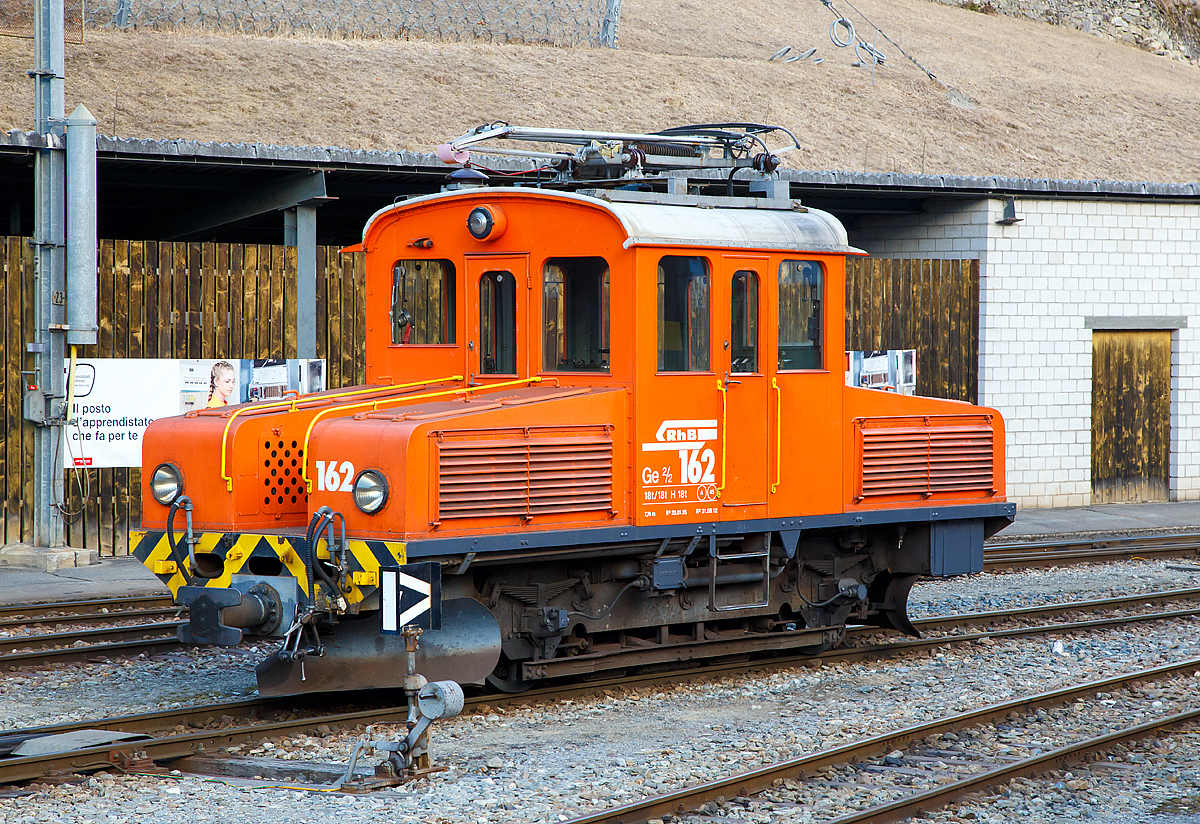 
Das RhB  Eselchen  162 bzw. der Rangiertraktor RhB Ge 2/2 162, ex BB Ge 2/2 62 steht am 20.02.2017 im RHB-Bahnhof Poschiavo.

Von der kleinen Elektrolokomotive Ge 2/2 wurden nur zwei Loks von diesem Typ für Berninabahn (BB) , heute der Rhätischen Bahn (RhB), gebaut, ursprünglich die BB 61 und BB 62, seit 1961 mit den Nummern RhB 161 und 162.

Beide Gleichstromloks wurden 1911 von der Berninabahn (BB) für Vorspanndienste beschafft, sie wurden von SIG in Neuhausen am Rheinfall und Alioth gebaut. Die damals noch braun lackierten Maschinen erhielten die Nummern Ge 2/2 61 und 62 und waren noch mit Lyra-Stromabnehmern bestückt. Nach der Übernahme der BB durch die RhB im Jahre 1942 wurden sie verschiedentlich modernisiert; sie tragen heute einen Einholmstromabnehmer und sind meistens als Rangierloks in Tirano und Poschiavo tätig.

Sie werden wegen ihrer Form auch  Mini-Krokodile  oder wegen ihres Aufgabenbereichs  Eselchen  genannt. Zwischen den Vorbauten ist ein Gang, so dass ein Übergang zum Zug möglich war. Die Benutzung ungeschützter Übergänge ist aber inzwischen selbst dem Personal untersagt, so wurden folgerichtig an den beiden Loks die Übergangsbleche entfernt. Die Loks sind die zweitältesten im Dienst befindlichen Lok der RHB.

Technische Daten der Ge 2/2
Betriebsnummern: 161 und 162 (ex 61 und 62)
Hersteller: SIG, Alioth
Baujahr: 1911
Anzahl Fahrzeuge: 2
Spurweite: 1.000 mm
Achsanordnung: B
Länge über Puffer: 7.740 mm
Breite: 2.500 mm
Achsabstand:
Triebraddurchmesser (neu): 975 mm
Dienstgewicht: 18.0 t
Höchstgeschwindigkeit: 45 km/h
Stundenleistung: 250 kW (340 PS)
Anfahrzugkraft: 37,6 kN
Stundenzugkraft: 27,5 kN bei 27 km/h
Motorentyp: Gleichstrom Reihenschluss
Fahrleitungsspannung: 1 kV DC (Gleichstrom) / 750 V DC vor 1935 