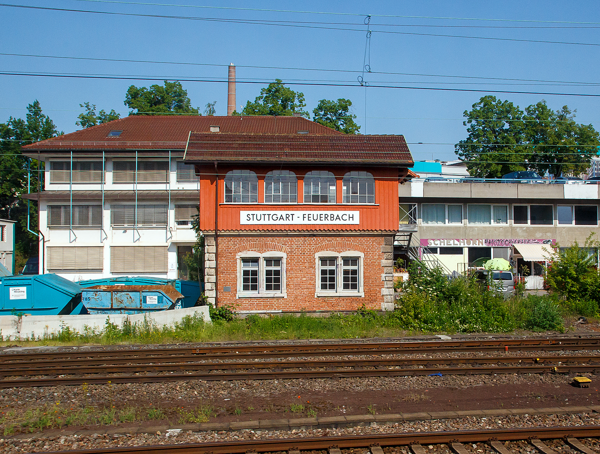 Das sch�ne Stellwerk Stuttgart – Feuerbach am 04.06.2019, aus dem Zug heraus fotografiert.