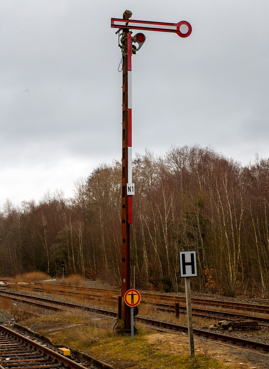 Das Signal N1 (Auffahrsignal aus Richtung Betzdorf) am Gleis im Bahnhof Herdorf, hier am 04.03.2023. Das Signal ist ein sogenannter „toter Vogel“, ein nicht mehr stellbares Signal, soll aber wieder auf ein stellbares Ausfahrsignal N 1 umgestellt werden. Damit können Reisende zukünftig in beiden Fahrtrichtungen vom Hausbahnsteig aus, in den Zug ein- und aussteigen.

Ich selbst war mir jahrelang nicht bewusst, dass dies ein „toter Vogel“ ist.
