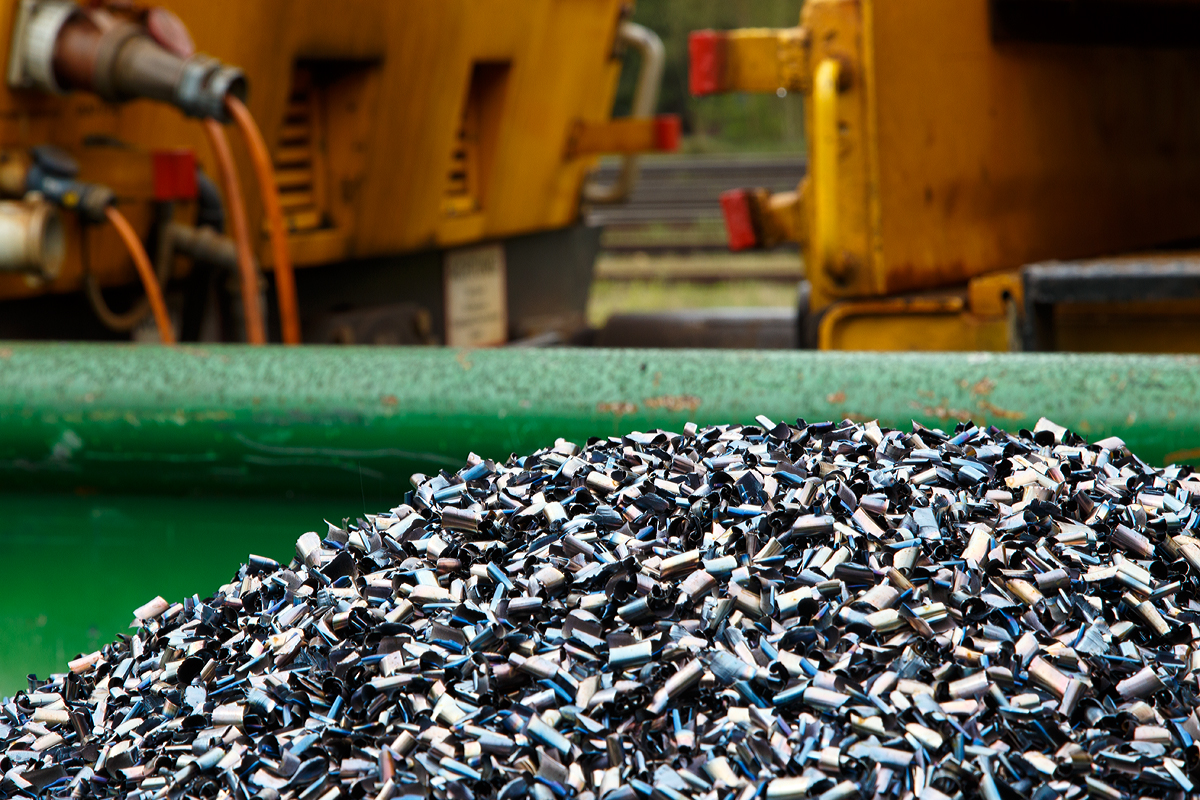 
Das sind die Späne nach einer Nachtschicht von dem Schienenfräsen mittels dem LINSINGER Schienenfräszug SF 03 W-FFS in Betzdorf/Sieg. Ein halbvoller 10 qm- Container, gesehen am 23.04.2016