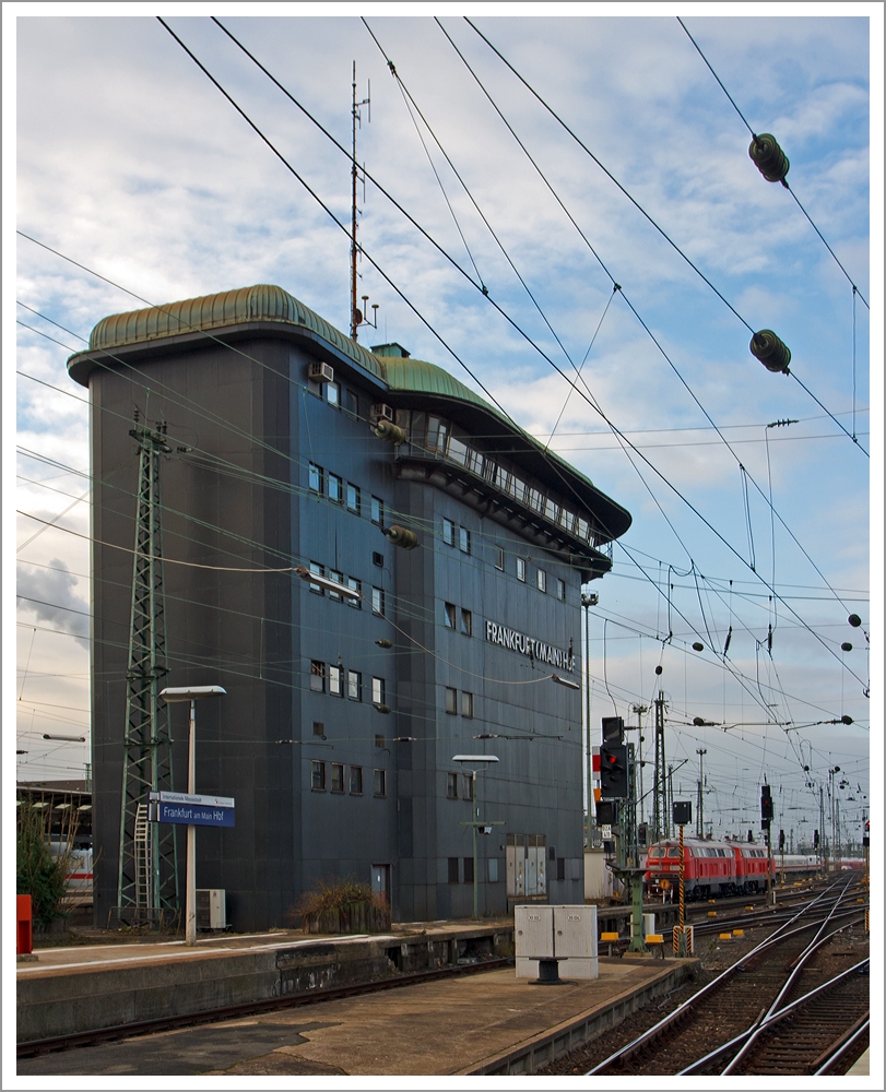 Das Stellwerk Frankfurt am Main Hbf am 07.12.2013. 

Das 20 Meter hohe Bauwerk wurde 1957 gebaut, bis 2005 war das Stellwerk besetzt, heute wird das Stellwerk aus der Betriebszentrale Frankfurt am Main von sechs Fahrdienstleitern und einem Knotendisponenten fernbedient. In das Stellwerk wurden 132 Millionen Euro investiert.