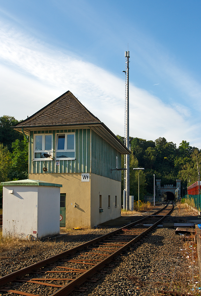 
Das Stellwerk Weilburg Fahrdienstleiter (Wf) am 11.08.2014, blick vom Bahnhof aus.
Im Hintergrund sieht man die Lahnbrücke und das prächtige doppeltürmige Nordportal des Weilburger Tunnels.