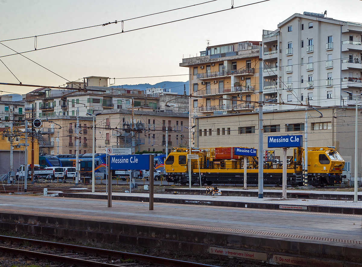 Das TESMEC Oberleitungs- Instandhaltungsfahrzeug OCPD001 der RFI (Rete Ferroviaria Italiana) , eingestellt als 99 83 9131 093-0 I-RFI, steht am 16.07.2022 beim Bahnhof Messina Centrale.

Das Multifunktionsfahrzeug OCPD001 (veicolo multifunzione OCPD001) ist ein autonomes Fahrzeug mit Dieselantrieb, die f�r die Wartung, Sanierung und Installation von Oberleitungen.Es besteht aus einem Hauptfahrzeugrahmen mit zwei Kabinen, einer Hubarbeitsb�hne (4.200 x 1.500 mm), einem Kran mit Korb (Teleskop-Arbeitsb�hne) und einem Kran mit Haken, sowie Fahrdraht- und Tragseilpositionierer. Das Fahrzeug kann zudem mit einer breiten Palette an Zubeh�r ausgestattet werden und somit den Aufgaben bzw. Arbeitsbed�rfnissen angepasst werden. Das Fahrzeug ist mit dem automatischen Zugbeeinflussungssystem (SSC / SCMT-Baseline3) ausgestattet, um maximale Sicherheit w�hrend der Fahrt zu gew�hrleisten.

TECHNISCHE DATEN:
Hersteller: Tesmec S.p.A., Grassobbio (Bergamo)
Spurweite: 1.435 mm (Normalspur)
Anzahl der Achsen: 4
L�nge �ber Puffer: 21.840 mm
Breite: 3.184 mm
H�he: 4.171mm
Max. Dienstgewicht: 84.500 kg
Dieselmotorleistung: 1.030 kW bei 1.800 U/min
H�chstgeschwindigkeit: 140 km/h (eigen und geschleppt)

Daten der Hubarbeitsb�hne:
Abmessungen: 4.200 x 1.500 mm
Max. H�he der Hauptplattform �ber SOK: 8.400 mm
Maximale H�he der Sekund�rplattform �ber SOK:10.400 mm
Max. Belastung der Hauptplattform: 540 kg (3 Pers. und Material)
Max. Belastung der sekund�ren Plattform: 240 kg (2 Pers. und Material)

Daten der teleskop-Arbeitsb�hne (Krankorbs):
Maximale H�he des Korbs �ber SOK: 14,5 m
F�r Arbeiten an Br�cken nach Unten: - 3,5 m
Max. Belastung: 240 kg (2 Pers. und Material)