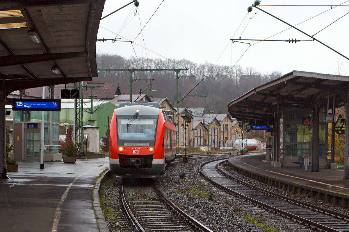 
Das trübe Regenwetter passt eigentlich zu diesem Tag....Denn es ist der letzte Tag der DB Regio, nach 10 Jahren als Betreiber für die DreiLänderBahn, ab dem 14.12.2014 ist die HLB Hessenbahn GmbH der Betreiber der 3LänderBahn. 

Hier fährt der Dieseltriebwagen 648 703 / 648 203 ein Alstom Coradia LINT 41 der DB Regio NRW als RB 95  Sieg-Dill-Bahn  (Au/sieg - Siegen - Dillenburg) in den Bahnhof Betzdorf/Sieg ein. 
Mit ihm fahren wir ein letztes Mal nach Siegen. 
