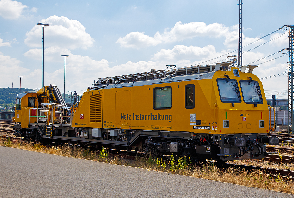 
Das Tunnelinspektionsfahrzeug TIF 705 102 (Schweres Nebenfahrzeug Nr.99 80 9 146 002-7 D-DB) ist am 07.07.2018 beim ICE-Bahnhof Montabaur abgestellt.

Das TIF 705 102 wurde 2016 von Plasser & Theurer in Linz (A) unter der Fabriknummer 6359 gebaut, und erstmals auf der InnoTrans 2016  in Berlin der Öffentlichkeit präsentiert. 

Diese TIF der BR 705.1, eine neue Generation von Instandhaltungsfahrzeugen der DB Netz AG die von Plasser & Theurer entwickelt und gebaut werden, sie werden auch als Multifunktionales Instandhaltungsfahrzeug (MISS) bezeichnet. Grundgedanke für diese Fahrzeuge ist ein Einsatz über die verschiedenen Gewerke hinaus, dass heißt, dass die Fahrzeuge zum einen als herkömmliche Gleisarbeitsfahrzeuge, andererseits aber auch für die Tunnelinstandhaltung (TIF) und als Schneeräumfahrzeug Verwendung finden. Einige der Fahrzeuge werden auch mit ECTS ausgestattet, um auch Aufgaben der Streckeninstandhaltung auf der neuen Schnellfahrstrecken zu können. 
Das Tunnel-Inspektionsfahrzeug TIF verfügt über insgesamt drei Kräne deren Reichweite bis zu 14,5 m beträgt. Die geräumige, elastisch gelagerte und schallisolierte Kabine hat ein begehbares Dach mit ausfahrbarem Geländer.
 
Technische Daten: 
Spurweite: 1.435 mm
Länge über Puffer:  23.000 mm  
Drehzapfenabstand:  15.400 mm  
Achsstand im Drehgestell: 2.500 mm  
Lauf- und Treibraddurchmesser: 920 mm
Eigengewicht:  76,5 t
Nutzlast: 1,5 t
Bremse  KB C-KE-PR-H mZ (D) 130 t P 80 t
Höchstgeschwindigkeit  140 km/h 
Anhängelast: 50 t 
Zur Mitfahrt zugel. Personenanzahl: 10 
Kleinster befahrbarer Gleisbogen: R=150m
Zul. Streckenkasse: C2 oder höher
Sonstiges: Einsatz auf Steilstrecken genehmigt