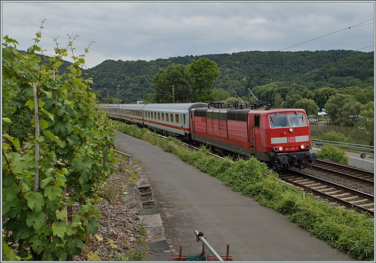 Das Urteil, ob die bessere Sicht auf IC 134  Ostfriesland   Norddeich Mole - Luxemburg auch ein besseres Bild hervorbrachte  sei dem Betrachter �berlassen. 
Die DB 181 219-7 mit dem IC 134 bei Winningen. 
20. Juni 2014