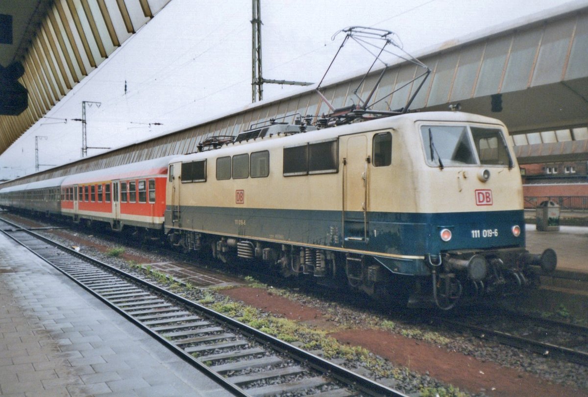 DB 111 019 schiebt ein RB aus Oberhausen Hbf am 24 Februar 1998.