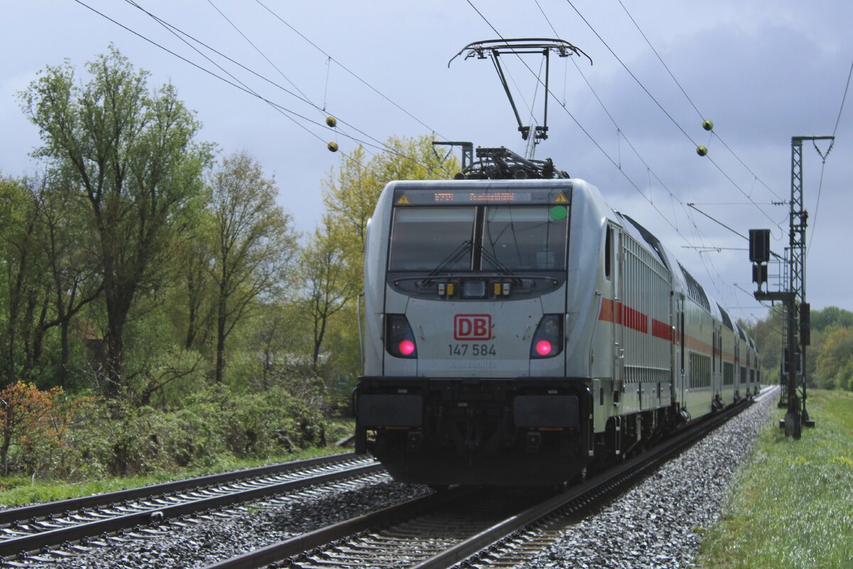 DB 147 584 schiebt einer IC aus Emden durech Salzbergen am 20 April 2024.