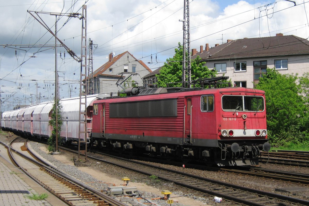 DB 155 167 schleppt ein kalkzug durch Osnabr�ck am 6 Juni 2013.