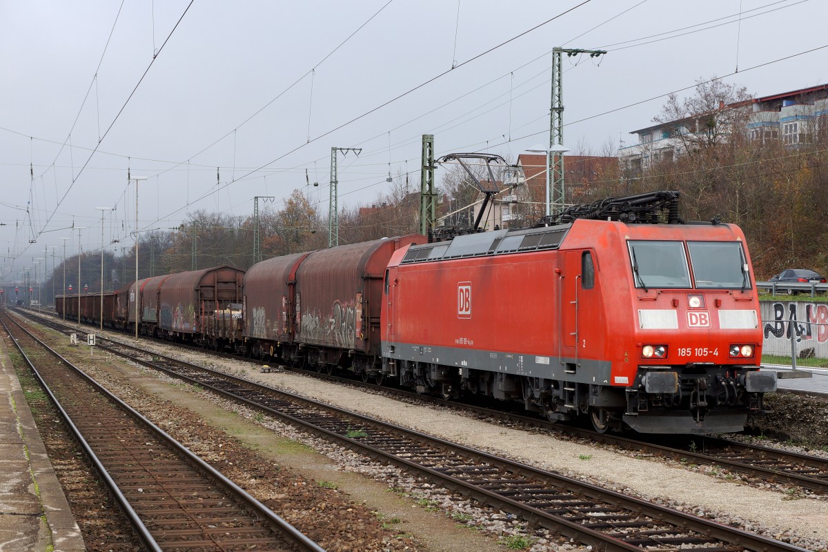 DB: 185 105-4 mit einem gemischten Kurzgüterzug bei der Durchfahrt Weil am Rhein am 27. November 2015.
Foto: Walter Ruetsch