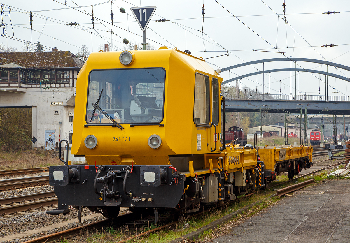 DB 741 131 ein Gleisarbeitsfahrzeug GAF 100 R (Schweres Nebenfahrzeug Nr. 97 17 50 011 18-3) mit Gleiskraftwagenanh�nger H27 (Schweres Nebenfahrzeug Nr. 35.1.081) beide von der DB Netz AG, abgestellt am 06.04.2019 in Kreuztal.

Das GAF 100 R wurde 1996 von GBM (Gleisbaumechanik Brandenburg/H. GmbH) unter der Fabriknummer  52.1.124 gebaut, es hat die EBA Nummer EBA 96 P01 N023

Das Gleisarbeitsfahrzeuge  GAF 100 R ist ein Nebenfahrzeug das von der Firma GBM Gleisbaumechanik Brandenburg/H. GmbH gebaut wurde. Mit ihm k�nnen Personen (zur Mitfahrt sind 6 Personen zugelassen), Material und Ausr�stungen bef�rdert werden k�nnen.  Zudem hat es einen Palfinger PK 9001 Kran.

Der Antrieb des zweiachsigen Fahrzeuges erfolgt von einem 6 Zylinder, wassergek�hlten MAM D 0826 LOH 07 Dieselmotor mit 169 kW (230 PS) Leistung �ber Lastschaltwendegetriebe auf die Radsatzgetriebe.


Technische Daten GAF:
Achsfolge: B
L�nge �ber Puffer: 9.100 mm
Achsabstand: 4.800 mm
Treibraddurchmesser: 750 mm (neu)
H�chstgeschwindigkeit: 100 km/h
Eigengewicht: 16 t
Zul. Anh�ngelast: 40 t / (80 t mit Regelzugeinrichtung Hg 60 km/h)
Nutzlast : 5,0 t
Zur Mitfahrt zugel. Personen: 6
Der Antrieb des zweiachsigen Fahrzeuges erfolgt von einem 6 Zylinder, wassergek�hlten MAN D 0826 LOH 07 Dieselmotor mit 169 kW (230 PS) Leistung �ber Lastschaltwendegetriebe auf die Radsatzgetriebe.

Technische Daten Gleiskraftwagenanh�nger: 
Achsanzahl: 2
Achsabstand: 6.000 mm
L�nge �ber Puffer: 9.750 mm
H�chstgeschwindigkeit: 100 km/h (vorgestellt 80 km/h)
Eigengewicht: 9 t
Zul. Anh�ngelast: 40 t
Nutzlast : 25,0 t
