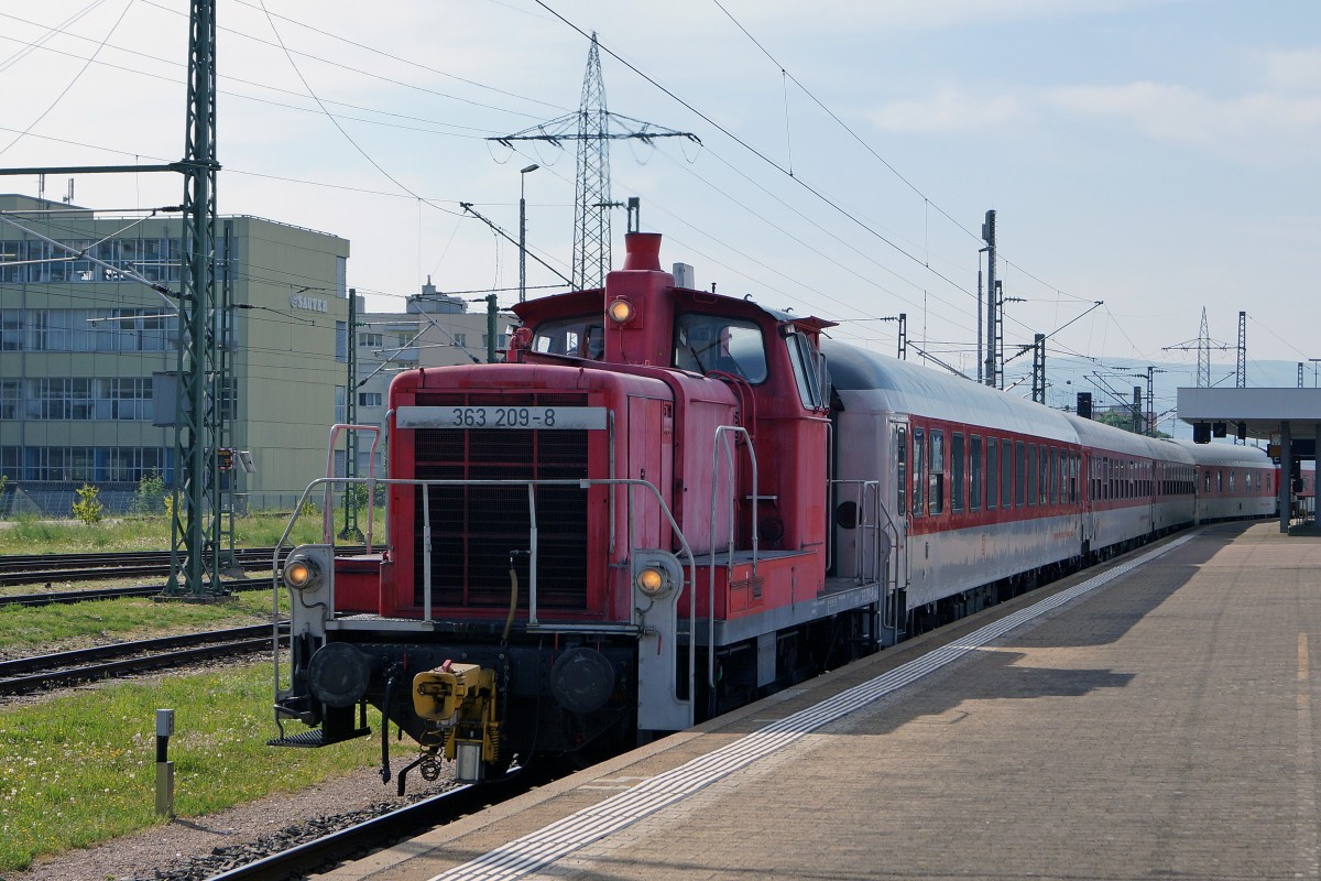DB: Am 12. Juni 2015 brachte die 120 154-0 den Autozug von Hamburg nach Lörrach. In Basel Badischer Bahnhof wurden die Wagen samt der 120 154-0 mit der 363 209-8 auf ein Abstellgeleise rangiert.
Foto: Walter Ruetsch