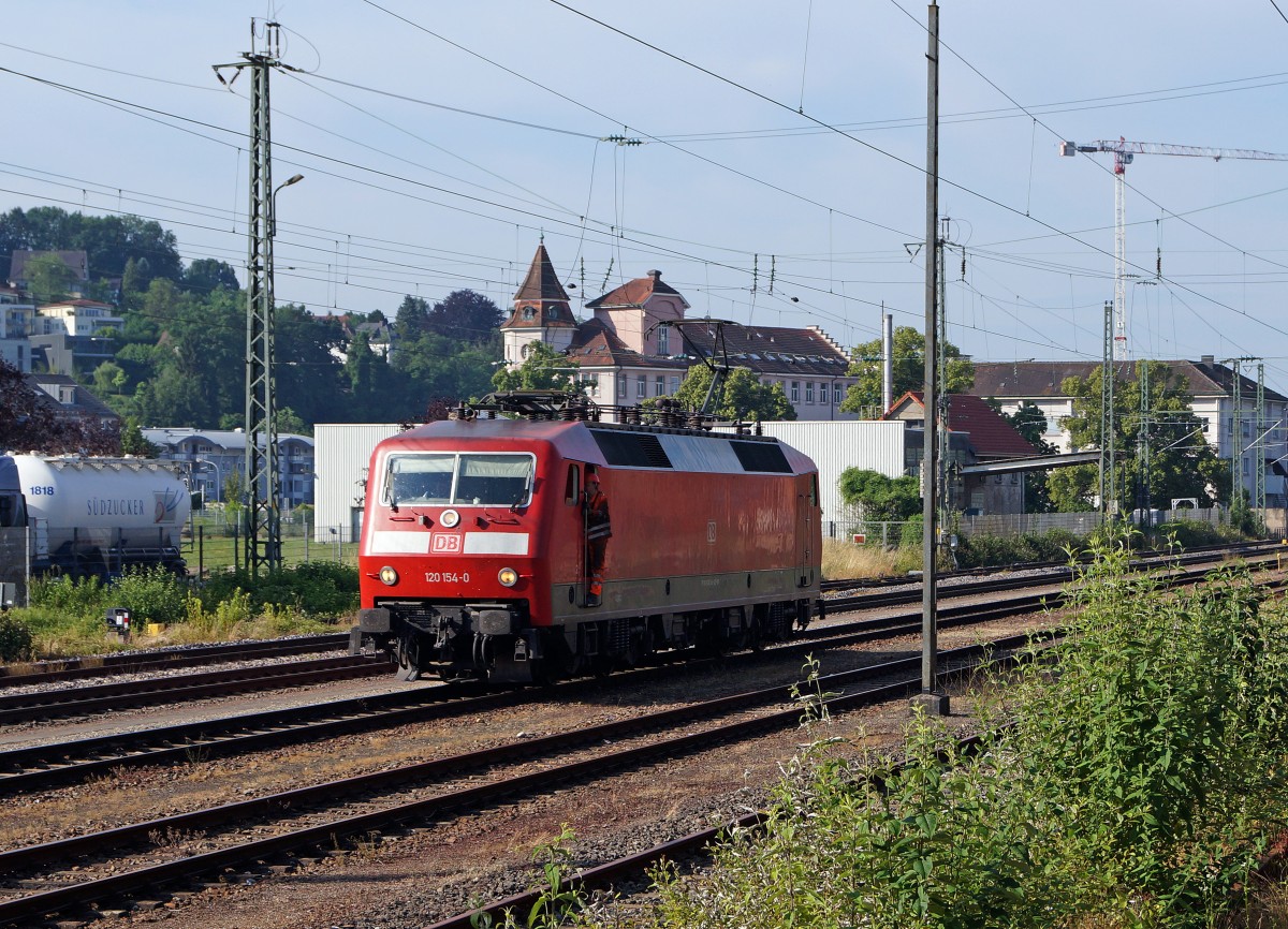 DB: Am 12. Juni 2015 brachte die 120 154-0 den Autozug von Hamburg nach Lörrach. Die 120 154-0 während der Umfahrung der Personenwagen zwischen Lörrach-Güterbahnhof und Lörrach Bahnhof.
Foto: Walter Ruetsch