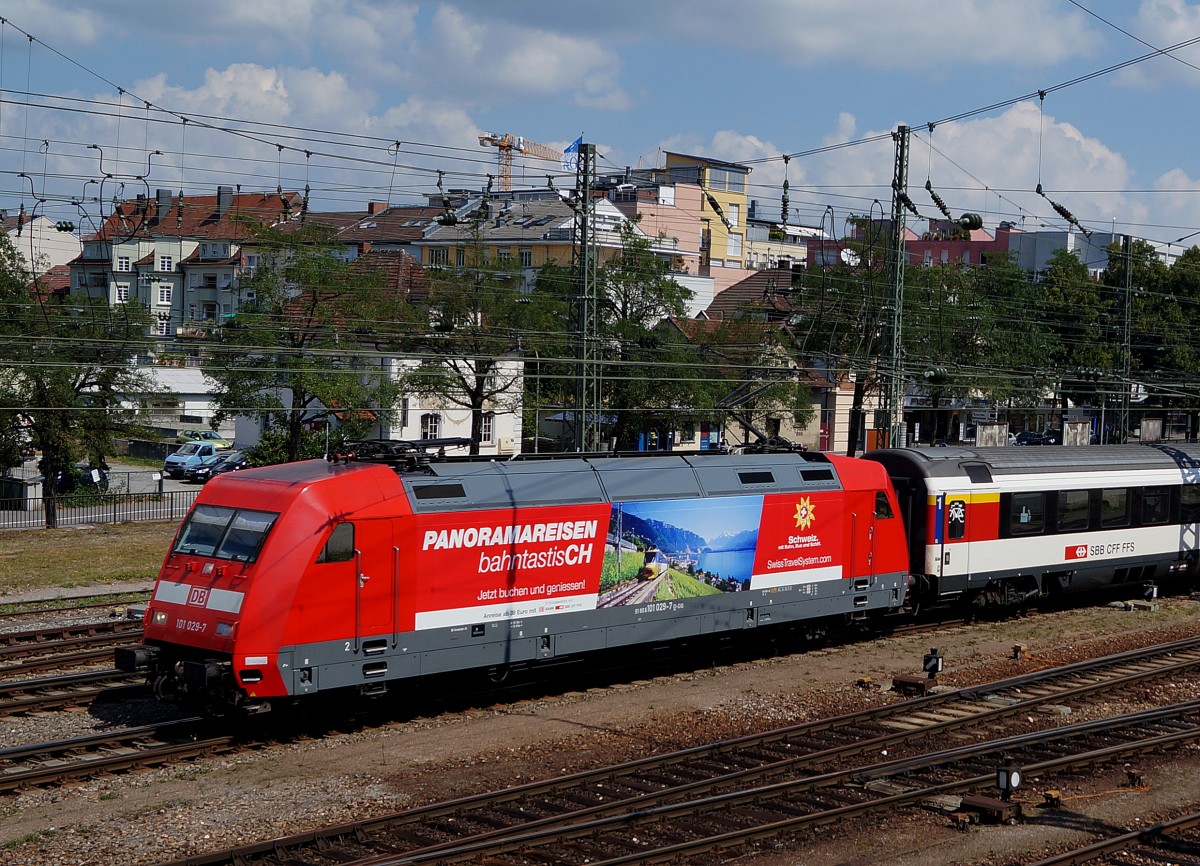DB: Die 101 023-7 mit einem IC Zürich-Singen-Stuttgart bei der Ausfahrt Singen (Hohentwiel)am 2. August 2015. Auf der Werbeaufschrift für die Genferseeregion in der Schweiz ist die MOB erkennbar.
Foto: Walter Ruetsch 