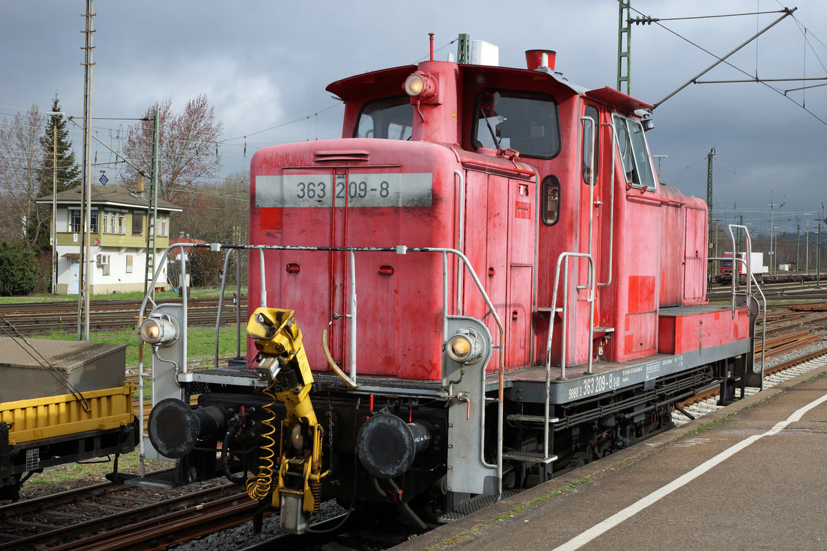 DB: Die 98 80 3 363 209-8 D-DB von DB Schenker Rail Deutschland AG Mannheim (Ansicht Seite Schweiz) auf der Dienstfahrt von Haltingen nach Basel Badischer Bahnhof bei einem Zwischenhalt in Weil am Rhein am 1. April 2016.
Foto: Walter Ruetsch