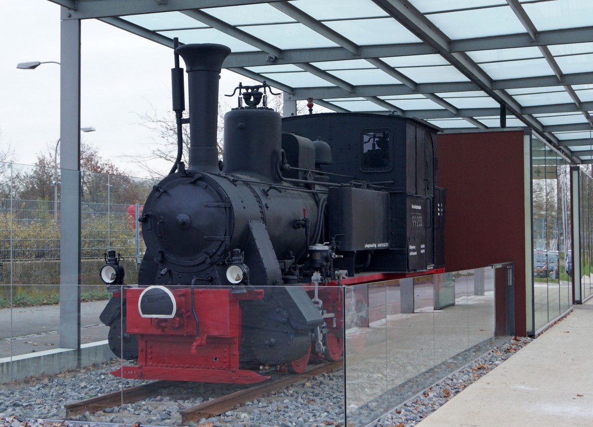 DB: Die Denkmallok 99253, aufgenommen am 21.11.2014 in Regensburg, erinnert an die ehemalige Walhallabahn. Die Walhallabahn, im Volksmund  WALHALLA-BOCKERL  genannt, war eine meterspurige Schmalspurbahn. Sie verkehrte von 1889 bis 1968 auf der Gesamtstrecke von 23,48 Km von Regensburg-Stadtamhof nach Wörth an der Donau.
Foto: Walter Ruetsch