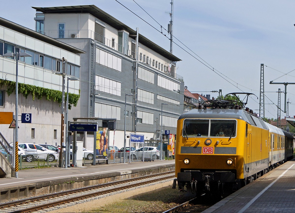 DB: Die zum Messzug passende gelb lackierte 120 502 bei der �berraschenden Bahnhofsdurchfahrt Freiburg (Breisgau) am 28. Mai 2015.
Foto: Walter Ruetsch