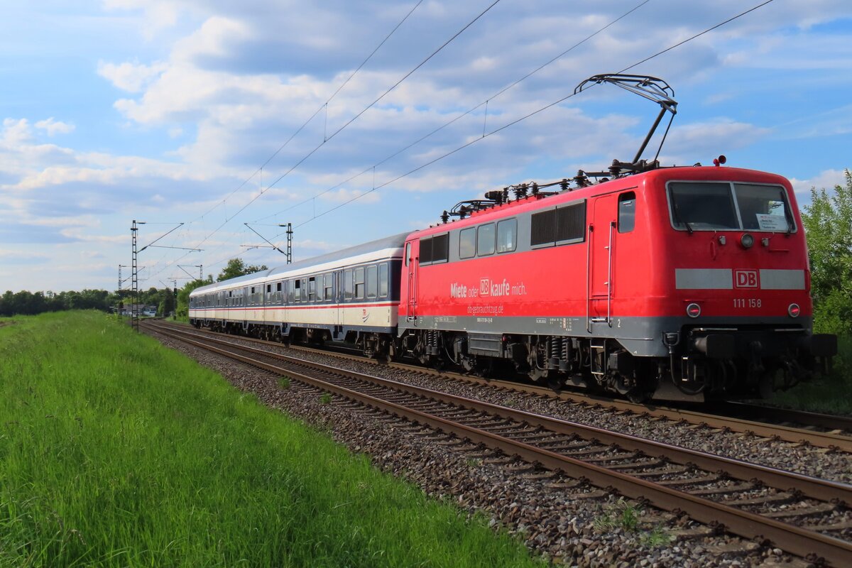 DB Gebrauchtzug 111 158 schiebt der von TRI betriebener RB37 durch Kaarst-Broicherheide und wird am 9 Mai 2025 vom offenbarer Stelle fotografiert.