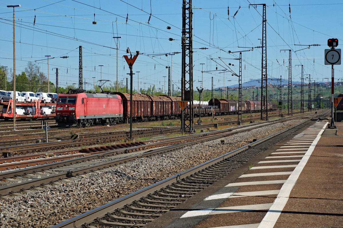 DB: G�terzug mit der 185 112-0 auf die Abfahrt wartend im G�terbahnhof Weil am Rhein am 6. Mai 2016. Am Tag nach dem Vatertag war es hier sehr ruhig. 
Foto: Walter Ruetsch