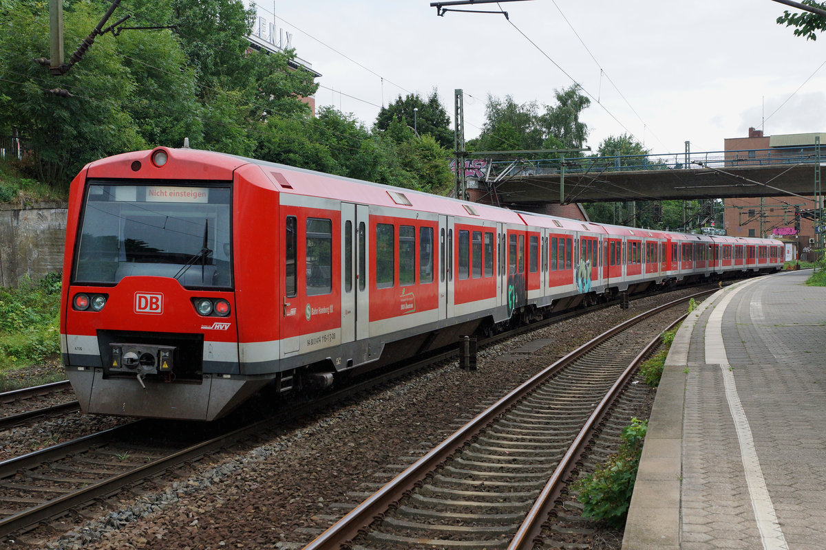DB: HAMBURGER S-BAHN ausserhalb der heimischen Geleise anlässlich einer Dienstfahrt in Hamburg-Harburg am 9. August 2016. Auf diesem Geleise verkehren normalerweise nur Güterzüge.
Foto: Walter Ruetsch 