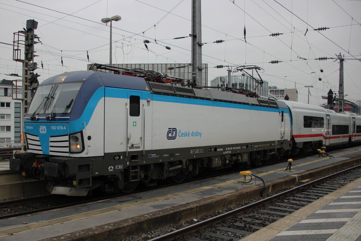 DB hat einige CD Vectronen �bernommen und einer davon, 193 978, steht am 29 Dezember 2025 mit ein ICE-L in K�ln Hbf.