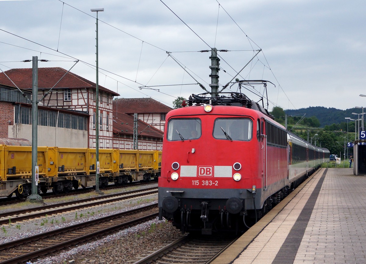 DB: IC Z�rich-Stuttgart mit der 115 383-2 bei der Einfahrt Rottweil am 18. Juni 2015.
Foto: Walter Ruetsch