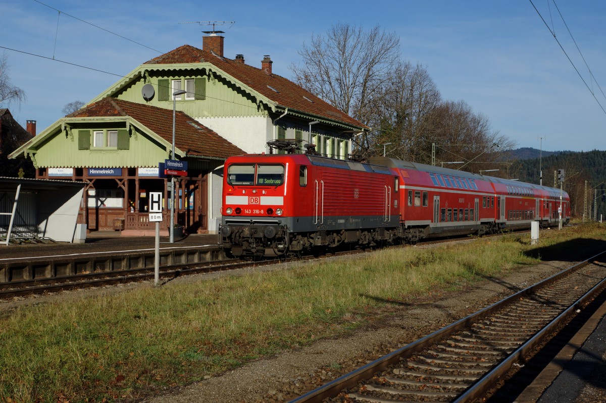 DB: Mit der H�llentalbahn gelangt man nich etwa in die H�LLE sondern in das HIMMELREICH.
Der RB nach Seebrugg mit der 143 316-8 wartete am 5. Dezember 2015 in Himmelreich eine Zugskreuzung ab.
Foto: Walter Ruetsch