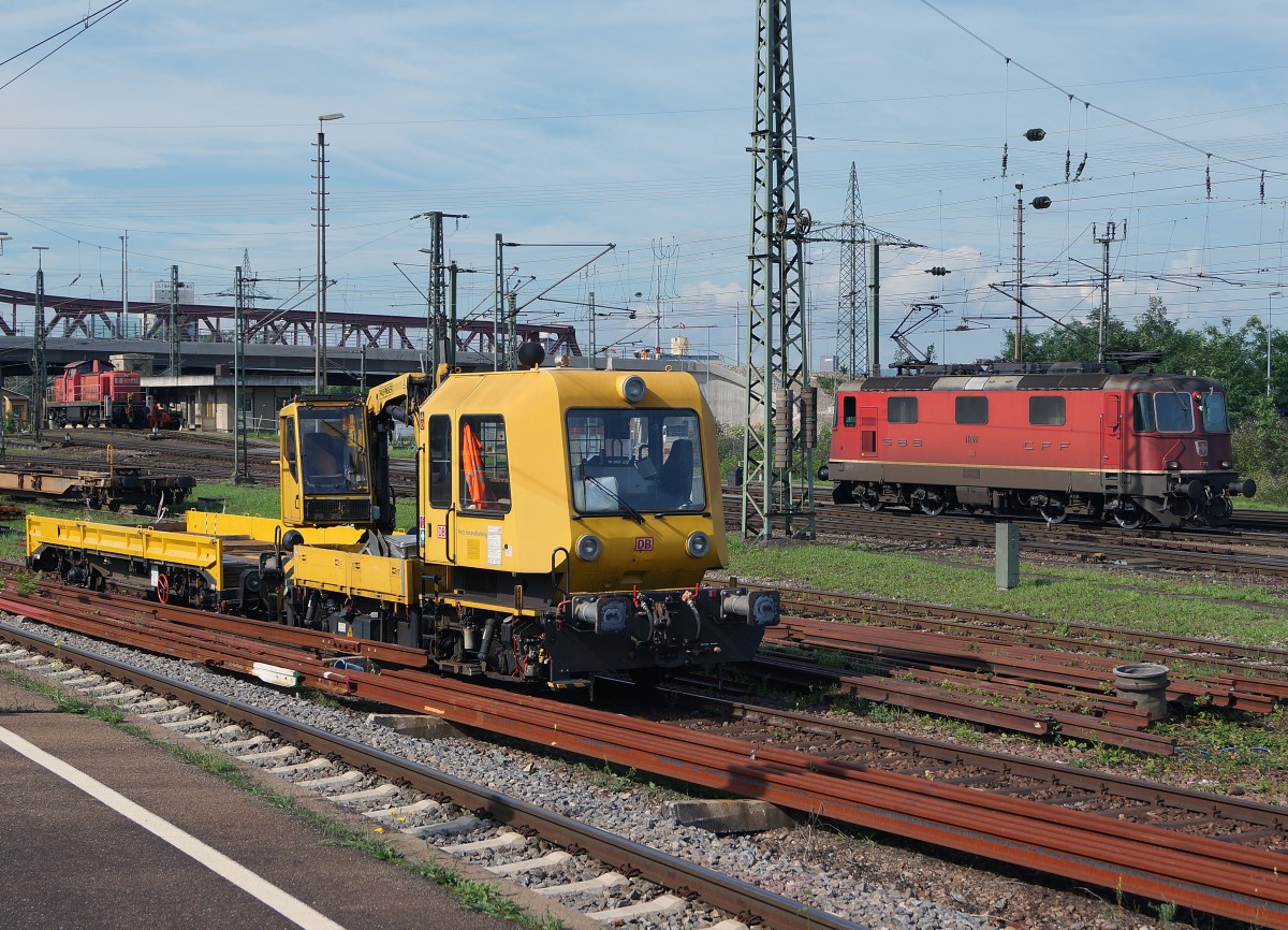 DB Netz AG/SBB: Zusammentreffen vom schweren Nebenfahrzeug Nr 97 17 53 002 18-9 der DB Netz AG und der SBB Re 4/4 11246 in Weil am Rhein am 8. August 2014. Noch ist die neue Strassenbahnbr�cke noch nicht im Bau.
Foto: Walter Ruetsch
