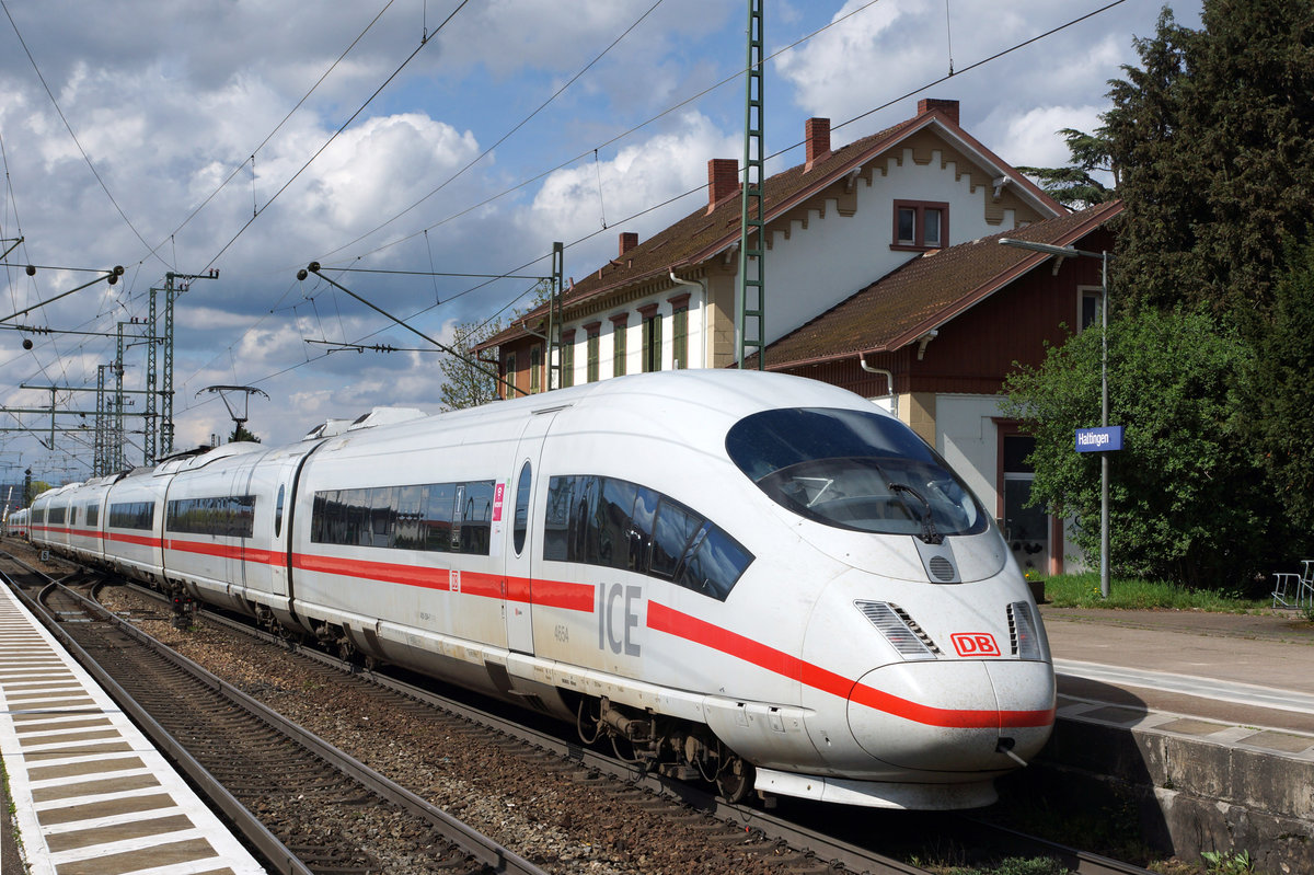 DB: Nicht mehr all zu lange Zeit werden die ICE das historische Bahnhofsgeb�ude Haltingen passieren. Der Abbruch des Bahnhofs und die Sanierung der Strecke sind n�mlich schon seit l�ngerer Zeit geplant und zum Teil bereits in Arbeit. Haltingen 14. April 2016.
Foto: Walter Ruetsch