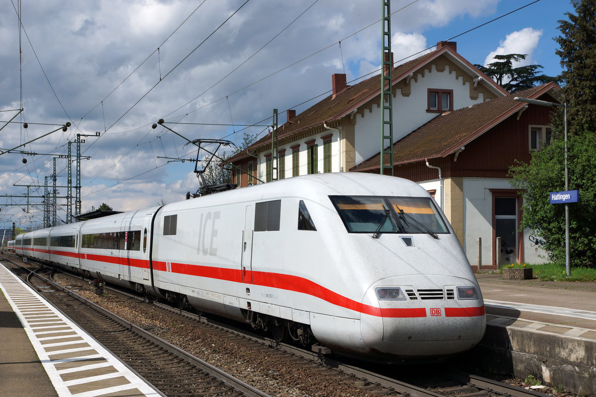 DB: Nicht mehr all zu lange Zeit werden die ICE das historische Bahnhofsgeb�ude Haltingen passieren. Der Abbruch des Bahnhofs und die Sanierung der Strecke sind n�mlich schon seit l�ngerer Zeit geplant und zum Teil bereits in Arbeit. Haltingen 14. April 2016.
Foto: Walter Ruetsch