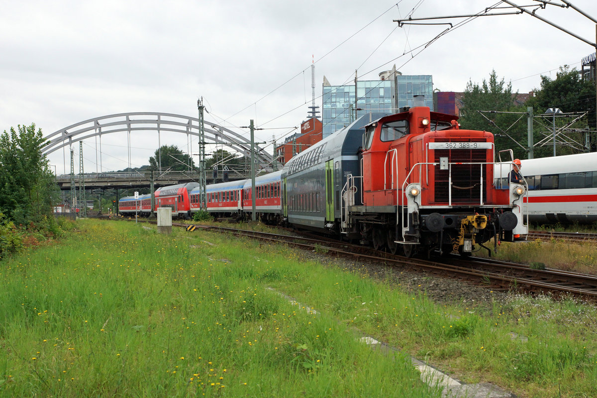 DB: Rangierfahrt mit der 362 389-9 am 11. August 2016 in Kiel. Besonders zu beachten sind der Doppelstockwagen mit dem neuen gr�nen Anstrich sowie die ehemaligen Wagen vom DB Fernverkehr mit dem blauen Streifen. Diese Wagen gelangen noch im Regionalverkehr Kiel-Neum�nster zum Einsatz.
Foto: Walter Ruetsch