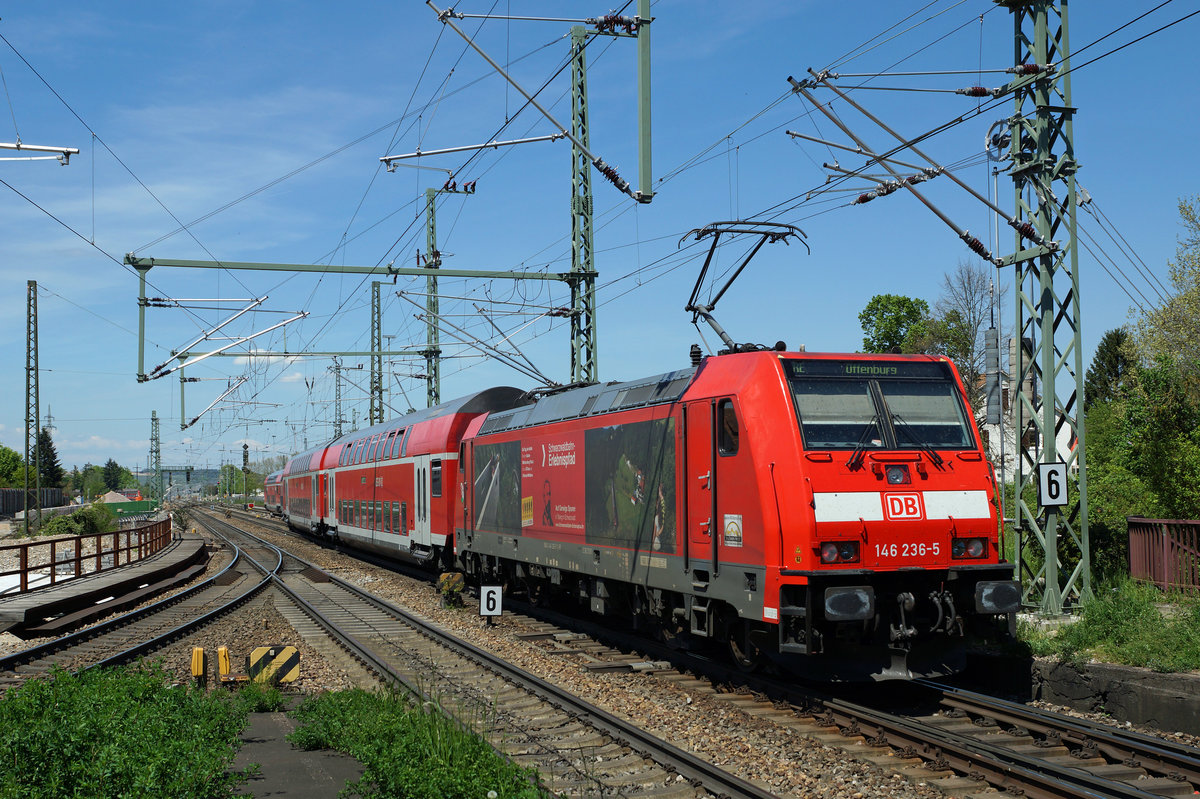 DB: RE nach Offenburg mit der 146 236-5 bei der Ausfahrt Haltingen am 6. Mai 2016. Die beiden Geleise werden demnächst auf vier Spuren ausgebaut, wegen dem Gotthard Basistunnel, DEM LÄNGSTEN EISENBAHNTUNNEL DER WELT. Links im Bilde ersichtlich ist das direkte Verbindungsgeleise von Haltigen zum Güterbahnhof Weil am Rhein. Abgebrochen wird weiter in Haltingen das alte längst nicht mehr genutzte Bahnhofsgebäude sowie der grosse historische Güterschuppen und die beiden Eisenbahnbrücken.
Foto: Walter Ruetsch 