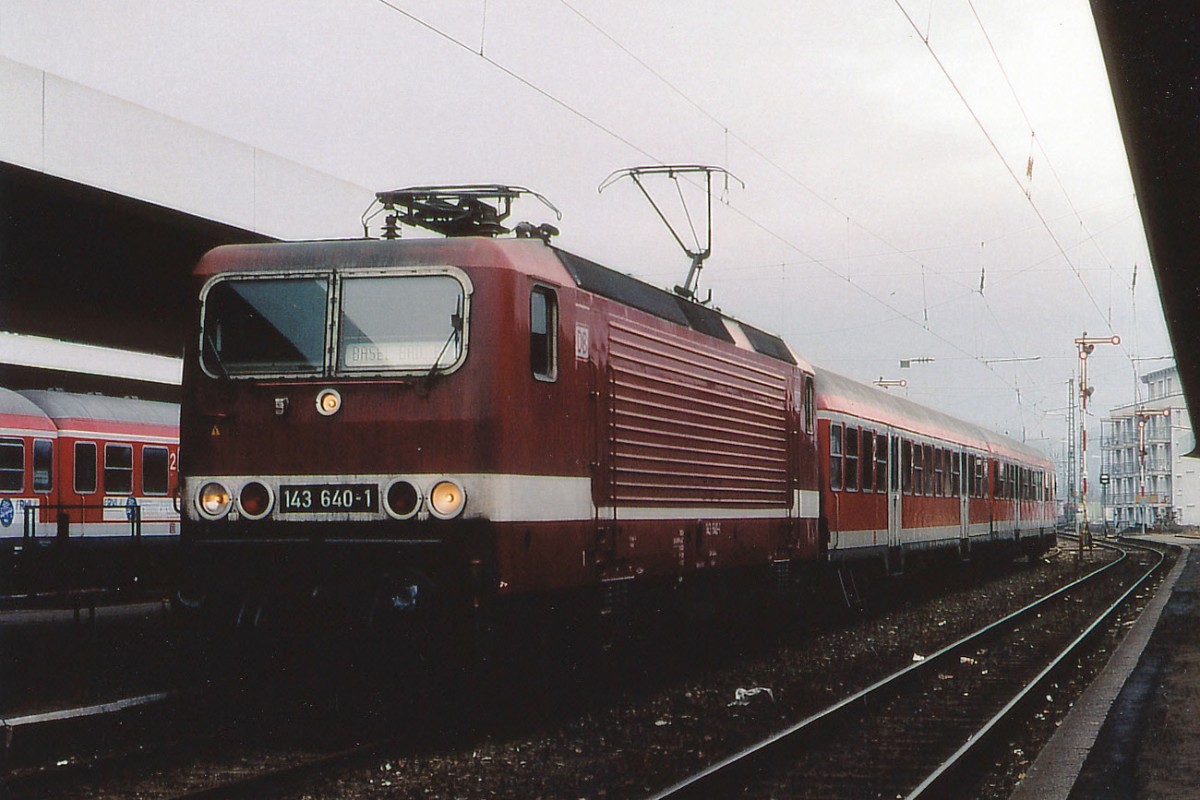DB: Regionalzug mit der 143 640-1 auf der Fahrt nach Basel Badischer Bahnhof, anlässlich einem Zwischenhalt in Lörrach bei schlechter Witterung im Jahre 2001.
Foto: Walter Ruetsch