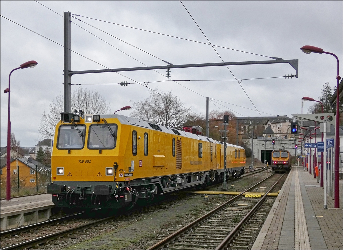 DB Schienenprüfzug  719 302 / 720 302 kommt aus Richtung Kautenbach im Endbahnhof von Wiltz an.  19.11.2018. (Hans)
Fahrzeugdaten:
Schweres Nebenfahrzeug: D–DB 99 80 9160 005-1, 
gebaut 2017 bei Plasser & Theurer, unter der Baunr. 6049, 
Type SPZ – ATW BR, Schienenprüfzug,
Gewicht 81 t, 
zugelassen für Streckenklasse C 2 und höher, 
Einsatz auf Steilstrecken bis zu 55‰ zugelassen, 
Hg 140 km/h, 
Bremse: KB C-KE-PR-HmZ,
