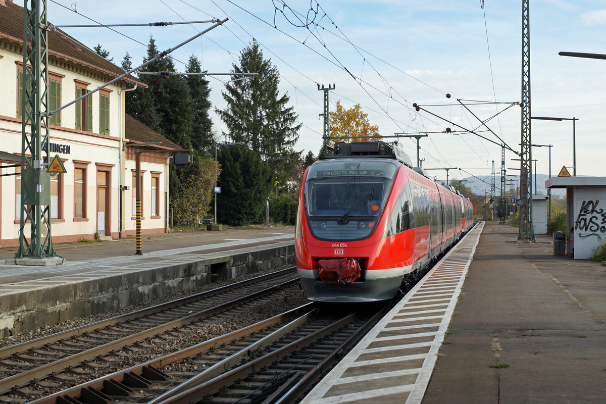 DB: Schnappschuss von einem sehr seltenen Gast in Haltingen. Dabei handelt es sich um die Triebzüge 644 560 und 644 054 in Doppeltraktion mit einer Anschrift die ich leider mit bestem Willen nicht entziffern konnte. Nach meiner Meinung passt dieser Zug nicht auf diese Strecke.
Foto: Walter Ruetsch  