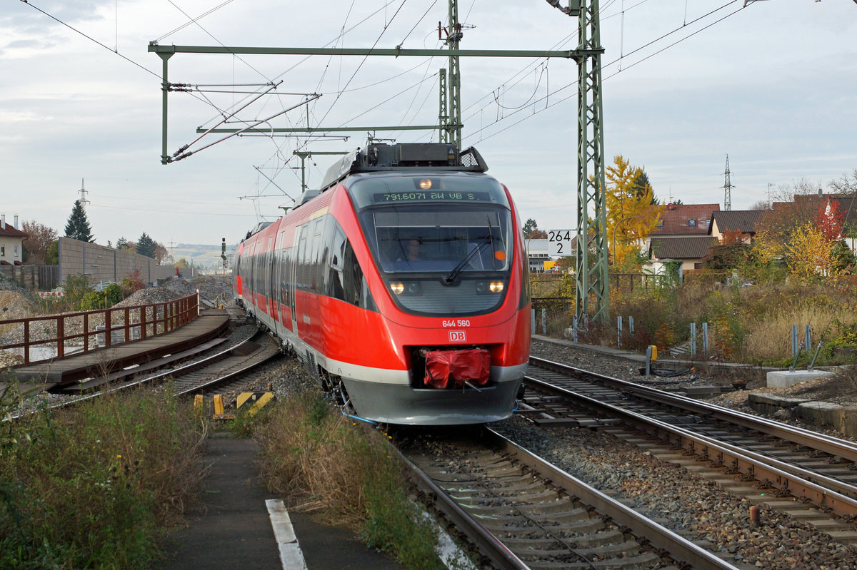 DB: Schnappschuss von einem sehr seltenen Gast in Haltingen. Dabei handelt es sich um die Triebzüge 644 560 und 644 054 in Doppeltraktion mit einer Anschrift die ich leider mit bestem Willen nicht entziffern konnte. Nach meiner Meinung passt dieser Zug nicht auf diese Strecke.
Foto: Walter Ruetsch  