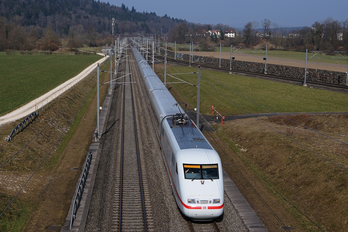 DB in der Schweiz: ICE 2 (BR 402) bei Roggwil (Neubaustrecke Matstetten-Rothrist) auf der Fahrt nach Interlaken am 18. März 2015.
Walter Ruetsch 