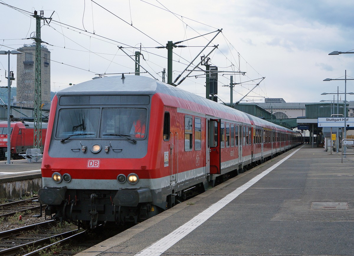 DB Steuerwagen: Auch in Deutschland werden die Fussbalfreunde mit dem �ltesten zur Verf�gung stehendem Rollmaterial transportiert. Am 25. April 2015 brachte die DB 111 050-1 die Fussbalfans von Freiburg nach Stuttgart zum Spiel SC Freiburg gegen vFB Stuttgart das mit einem 2:2 endete.
Foto: Walter Ruetsch