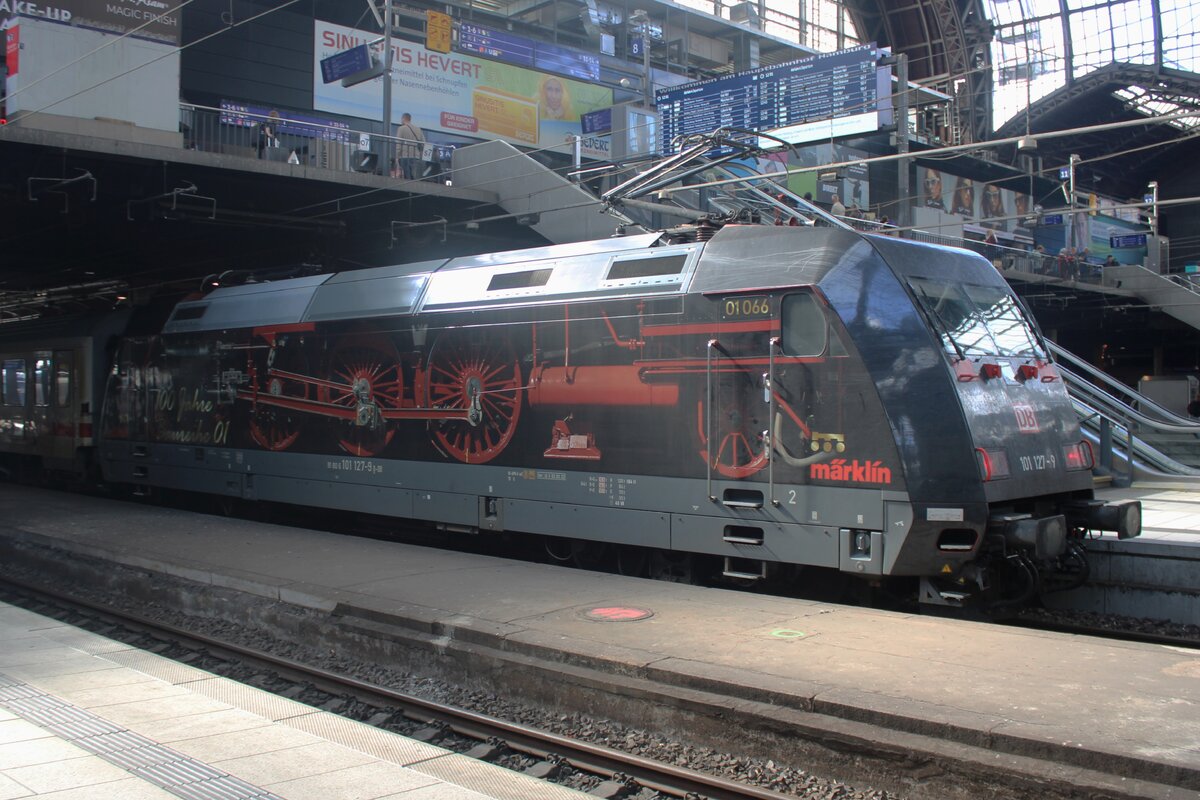 DB Werbelok 101 127 steht am 23 September 2025 in Hamburg Hbf.