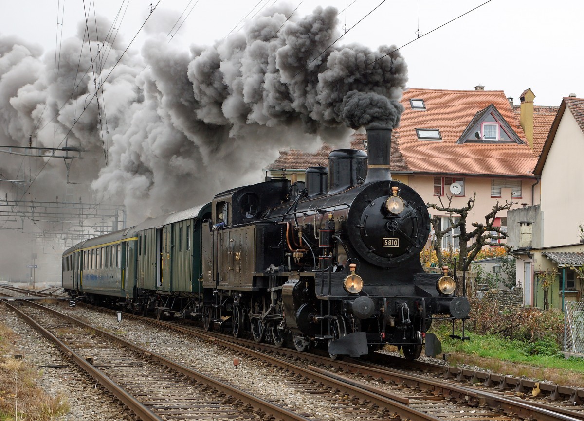 DBB: Die DBB Eb 3/5 5810  HABERSACK , ehemals SBB mit ehemaligen BLS-Wagen auf der Sonderfahrt in die Westscheiz. Die Aufnahme ist am 26. Oktober 2015 bei der Ausfahrt Payerne entstanden.
Foto: Walter Ruetsch