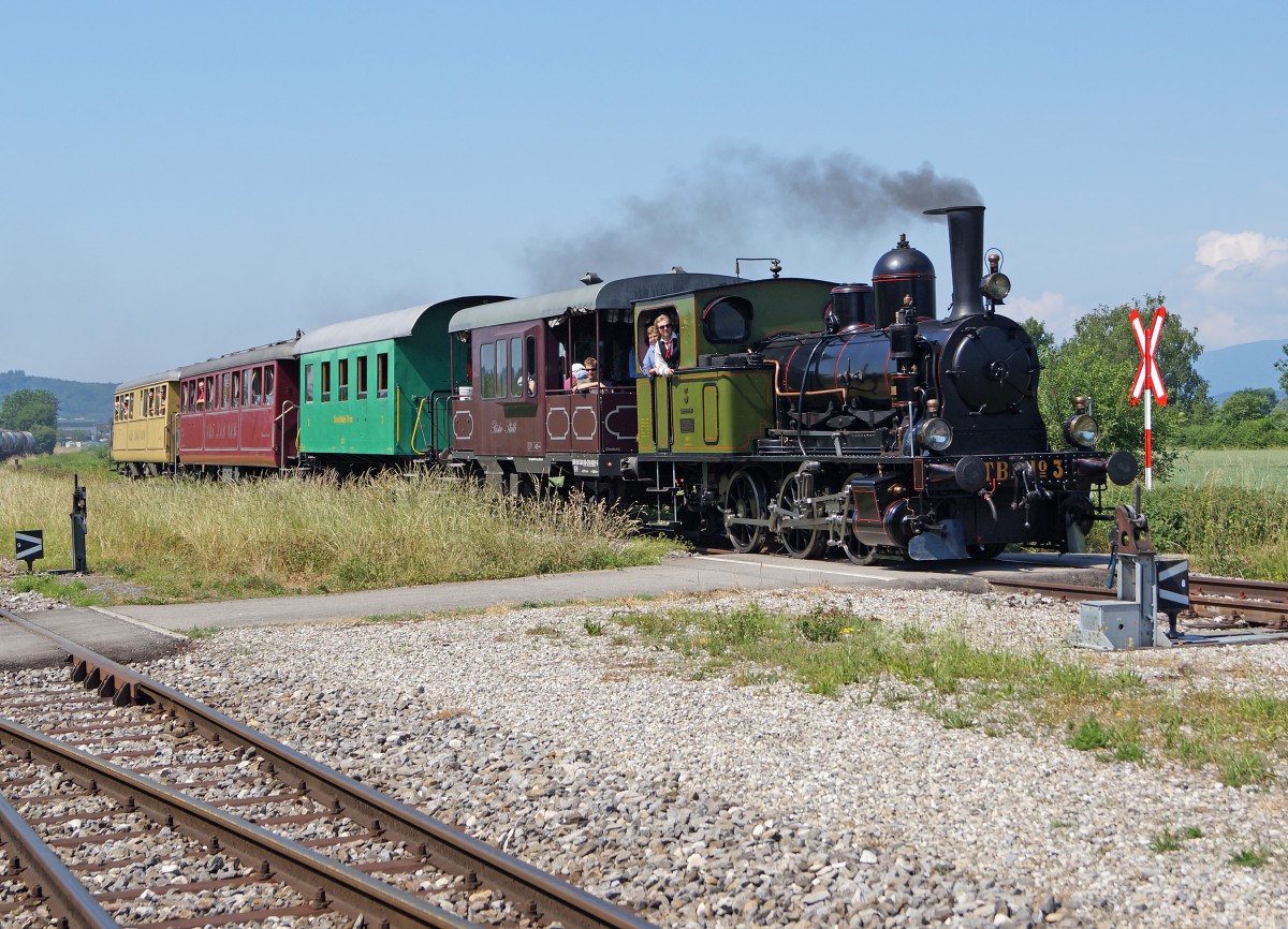 DBB: Obschon im Jahre 1994 der Personenverkehr auf dem Streckenabschnitt Solothurn-Büren an der Aare stillgelegt und auf Busbetrieb umgestellt wurde, verkehrten am 7. Juni 2015 dank dem Verein Dampfbahn Bern Personenzüge auf dieser reizvollen Strecke entlang der Aare. Ed 3/3 3 (1901) + Bistro + C2 + Bi 523 + Bi 524 bei der Einfahrt in den Bahnhof Arch.
Foto: Walter Ruetsch  