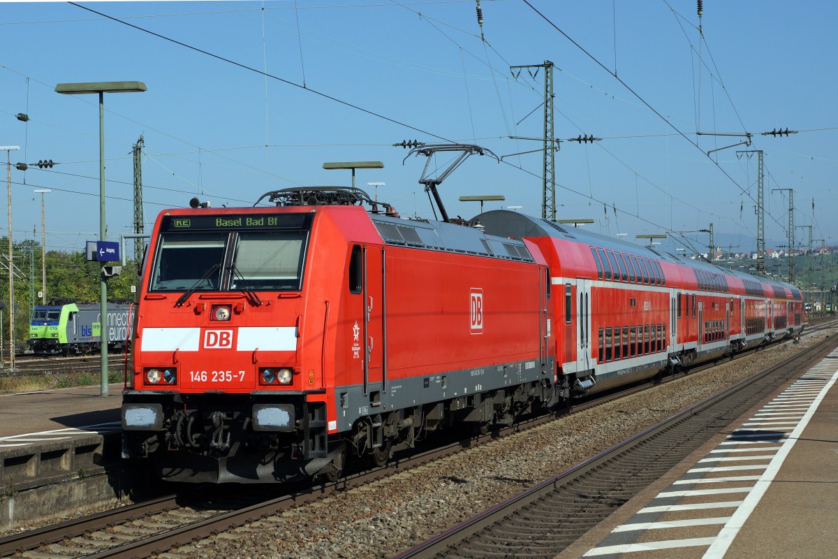 DB/BLS: RE nach Basel Badischer Bahnhof mit 146 235-7 beim Zwischenhalt in Weil am Rhein am 2. Oktober 2015. Im Hintergrund ersichtbar ist ein BLS-Güterzugmit der Re 485 015-0.
Foto: Walter Ruetsch 