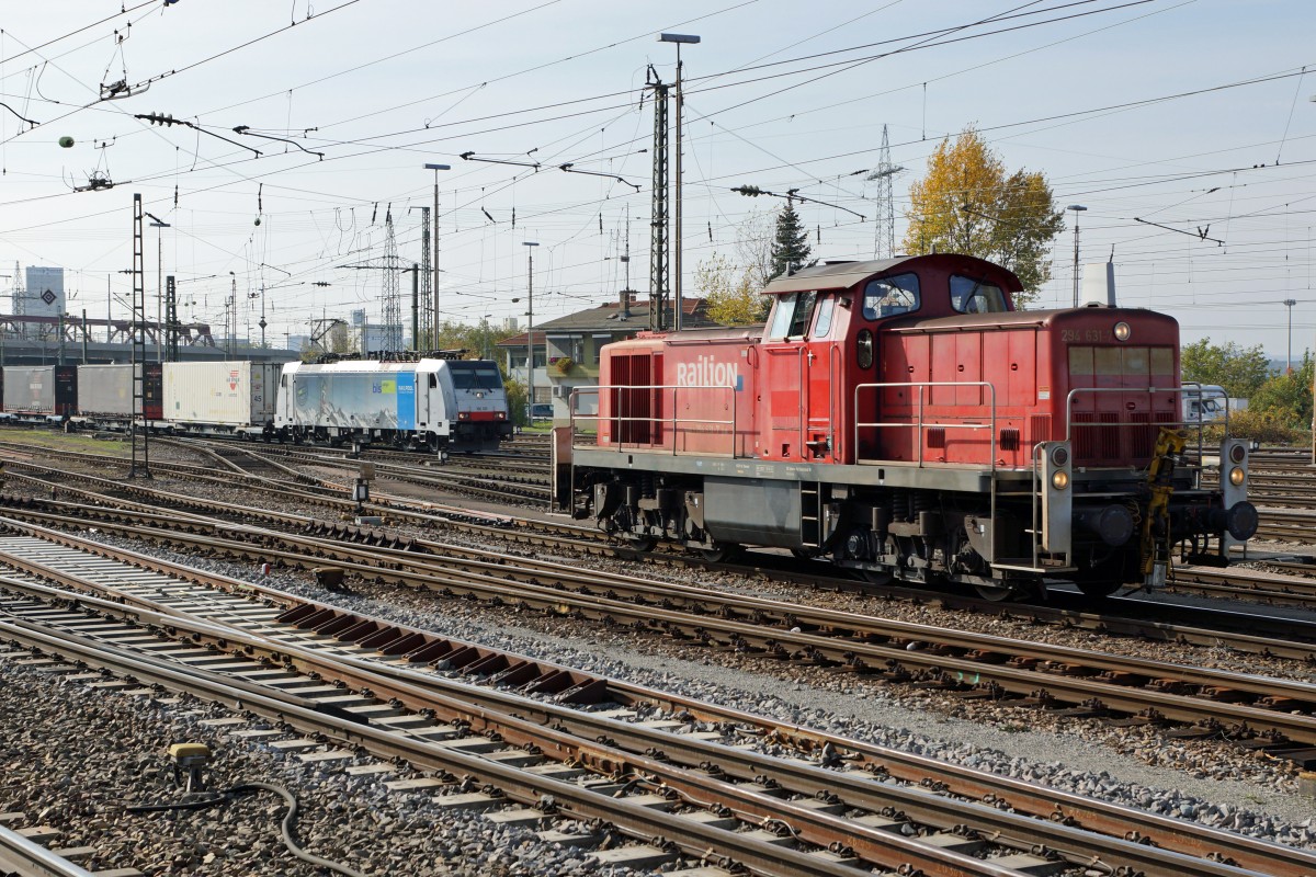 DB/BLS: Während der Rangierfahrt mit der RAILION 294 631-7 in Weil am Rhein am 10. Oktober 2015 konnte noch zusätzlich die Einfahrt eines BLS Cargo Güterzuges mit der RAILPOOL 186 105 dokumentiert werden.
Foto: Walter Ruetsch 